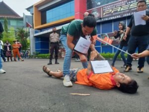Rekonstruksi Pembunuhan di 7 Ulu, Berlangsung di Depan Mapolrestabes Palembang