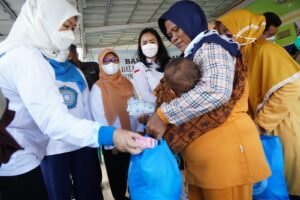 Feby Deru&nbsp;Salurkan Tali Asih Untuk&nbsp; Warga Sekitar&nbsp;TPA Keramasan