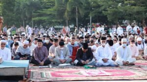 Hadir di Tengah Masyarakat, Molen-Sopian Laksanakan Sholat Ied di Alun-alun Taman Merdeka