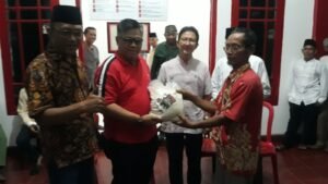 DPC PDIP Muara Enim Bagikan Ribuan Paket Beras