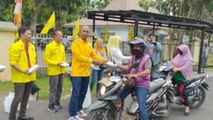 DPD Golkar OKU Bagi-bagi Takjil untuk Masyarakat