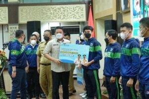 Herman Deru Serahkan Bonus Atlet Peraih Medali PON dan Peparnas Papua