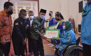 Harnojoyo Serahkan Bonus kepada Atlet Berprestasi