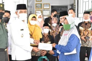 Ratusan Petugas Kebersihan di OKI Terima Zakat dari Baznas