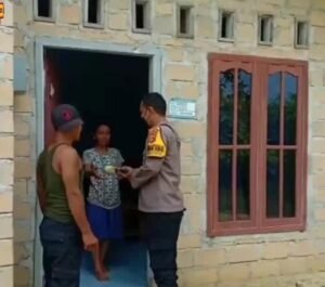 Polsek Simpang Teritip Bagikan Takjil dari Rumah ke Rumah
