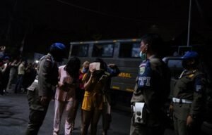 Petugas Gabungan Satpol PP Sumsel Amankan Puluhan Muda-Mudi dan Alat Kontrasepsi