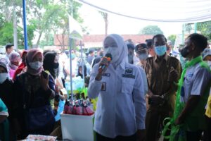 Anggota TNI Juga Manfaatkan Bazar Ramadan di Palembang