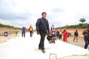 Herman Deru Cek Pekerjaan Jalan Tol Kapalbetung dengan Sepeda Motor