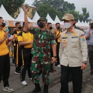 Walikota dan Personil Kodim 0418 Bersihkan Sekanak Lambidaro