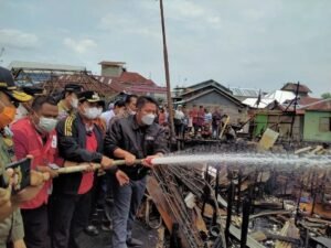 Herman Deru Beri Bantuan dan Semangati Korban Kebakaran&nbsp;di Desa Sungsang