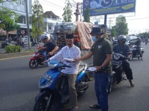 KT dan Insan Pers Bagi Masker dan Vitamin Jelang Ramadhan