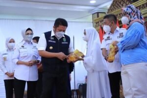 Herman Deru Salurkan Bantuan Modal Bagi Pemilik Warung Rumahan dalam Kota Palembang