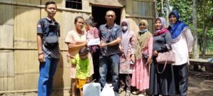 Ketua KWR OKU Raya Berikan Santunan kepada Warga