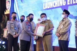 Herman Deru Terima ETLE Nasional Presisi Award dari Kapolri