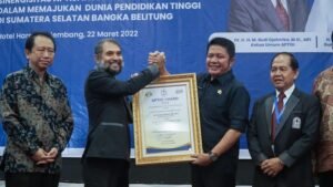 Ketum APTISI Beri&nbsp;Herman Deru Penghargaan karena Komitmen Ini