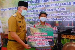Sentuhan Pemkab Sukses Tingkatkan Penghasilan Petani Karet Muba