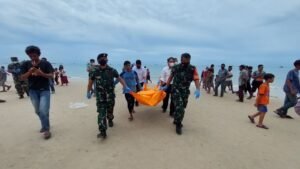 Posmat TNI AL Evakuasi 2 Mayat Terapung di Pantai Jebu