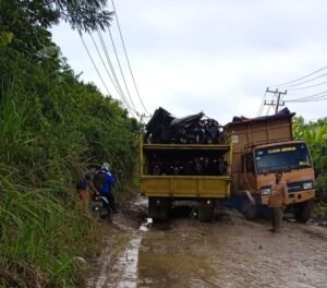 Warga Keluhkan Kerusakan Jalan Cor Beton Batukuning yang Makin Parah