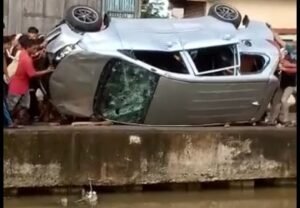 Tabrak Warga, Mobil Avanza Dibuang ke Sungai