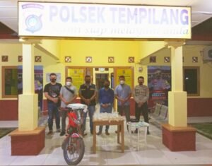 Polisi Ciduk Penjual Arak Kuncit di Pantai Selepuk