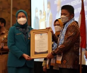 Hj. Lindasari Iskandar Raih Penghargaan Manggala Karya Kencana 2021