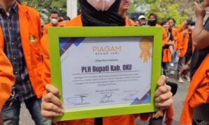 Mahasiswa Bawakan Piagam dan Kue Ultah Untuk Plh Bupati OKU