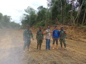 Pemkab OKI dan Prajurit Kodim 0402/OKI Buka Jalan Alternatif di Cengal