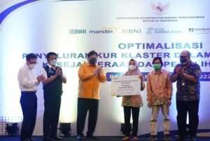 Herman Deru Dampingi Menko Prekonomian Salurkan KUR untuk UMKM di Sumsel