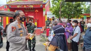 Kapolres Bangka Barat Bagikan Sembako untuk Peserta Vaksin Ketiga