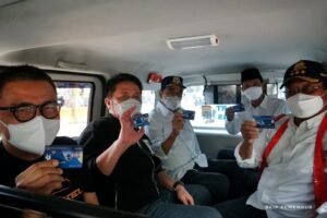 Menhub dan Gubernur Sumsel Naik Angkot&nbsp; Bareng