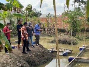 Riezky Aprilia Serahkan Bantuan Sarpras Biofolk untuk Pembudidaya Ikan di Palembang