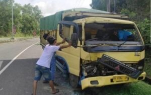 Truk Sawit Tabrak Truk di Antrian Pelabuhan Tanjung Kalian