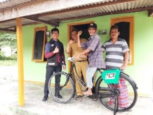 Tawa Bahagia Hasan Terima Sepeda Baru