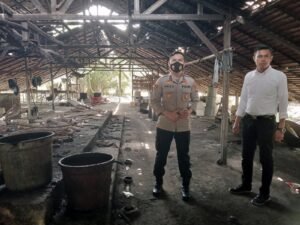 Kapolsek Pemali Datangi Pabrik Pembuatan Arak di Desa Pohin