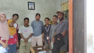 Demi Salurkan Bansos, Petugas BRI Ini Rela Arungi Badai Laut&nbsp;