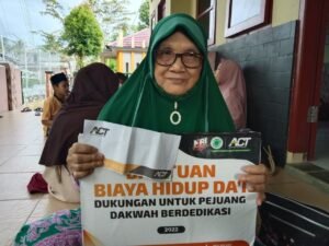 Perjuangan Bu Qoyyimah: Operasi Katarak Demi Mengajar Ngaji