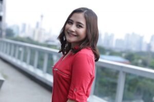 Pertama Kali Turun ke Lapangan Bola, Prilly Latuconsina "Dipayungi" Pemain Persikota