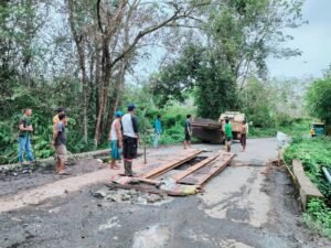 Jalan Penghubung Kecamatan Penukal Kabupaten PALI Ambruk