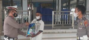 Satlantas Polres Babar Bagikan 30 Paket Sembako