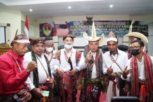 Lantik Pengurus TIROSA Pangkalpinang, Wali Kota Molen Kenakan Topi Khas Pulau Rote