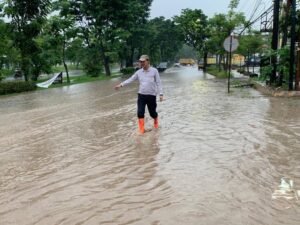 Hujan-hujanan, Harnojoyo Pantau Titik Genangan Air di Palembang
