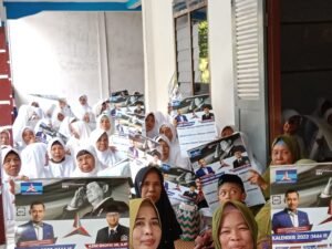 Warga OKU Timur Terima Bantuan Kalender dan Seragam Dari Azmi Shofix