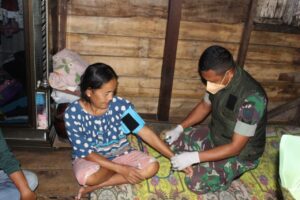 Prajurit TNI di OKI Door to Door Vaksinasi Warga Hingga Malam Hari