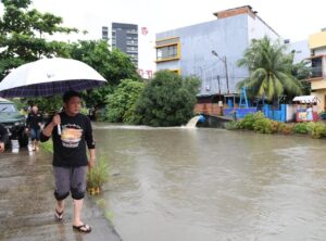 Herman Deru Keliling Palembang Pantau Titik Banjir