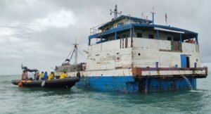 TNI AL Bantu Evakuasi ABK KLM Anugerah Samudera Pratama di Perairan Teluk Kebat