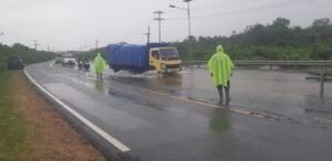 Polsek Merawang Terjunkan Personil Atur Lalu Lintas di Lokasi Banjir Rob
