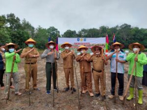 Bupati Bangka Tengah Olah Tanah dan Tanam VUB Kacang Hijau Balitbangtan