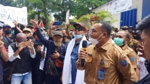 Dianggap Tidak Mampu Selesaikan Sengketa Pilkades, Massa Segel Kantor DPMD