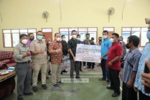 Gubernur Serahkan Bantuan untuk Peternak Sapi di Belitung dan Beltim