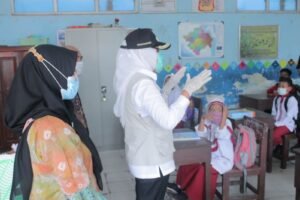 Fitri Pantau Pelaksanaan PTM di SDN 72